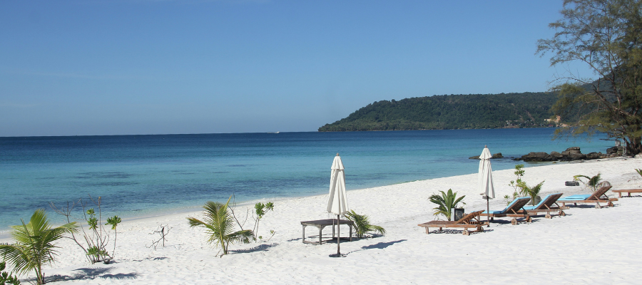 Plage de sable blanc et d'eau turquoise sur l'&icirc;le de Koh Rong au Cambodge 