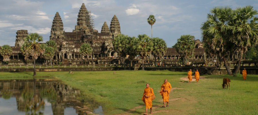 Moines marchant devant le temple d'Angkor au Cambodge