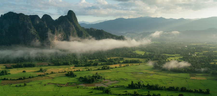 Le laos et ses rizières entourés de montagnes sauvages