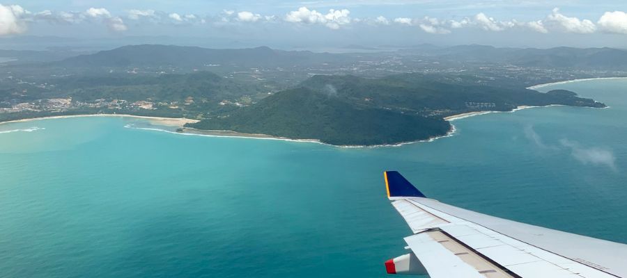 Avion survolant l'&icirc;le de Phuket, en Tha&iuml;lande