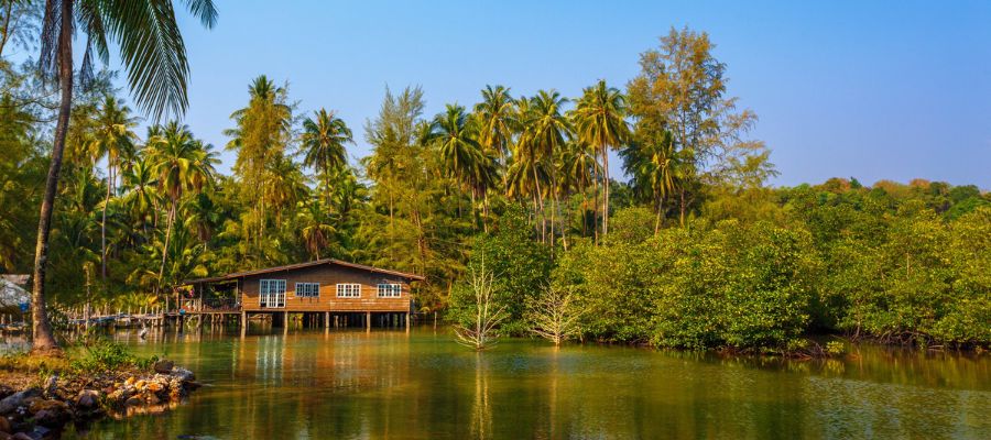 Une cabane sur un lac, sur l'île de Koh Phra Thong en Thaïlande