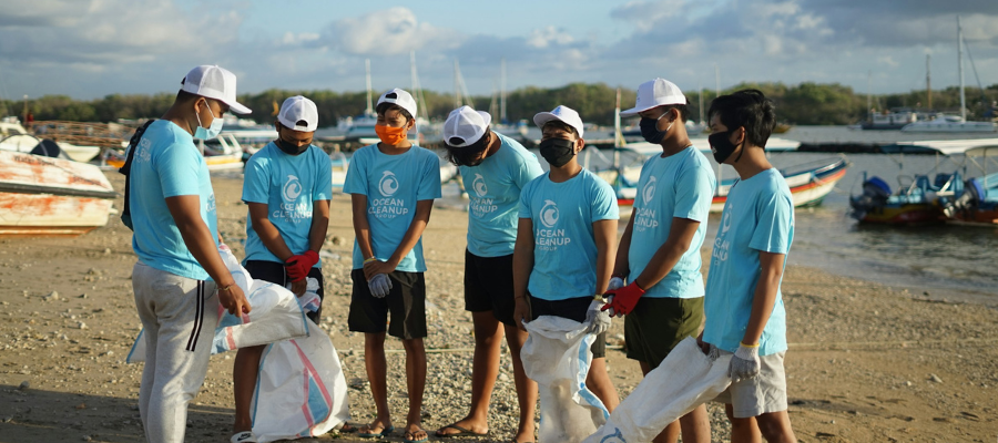 Ramassage des déchets sur la plage en Thaïlande