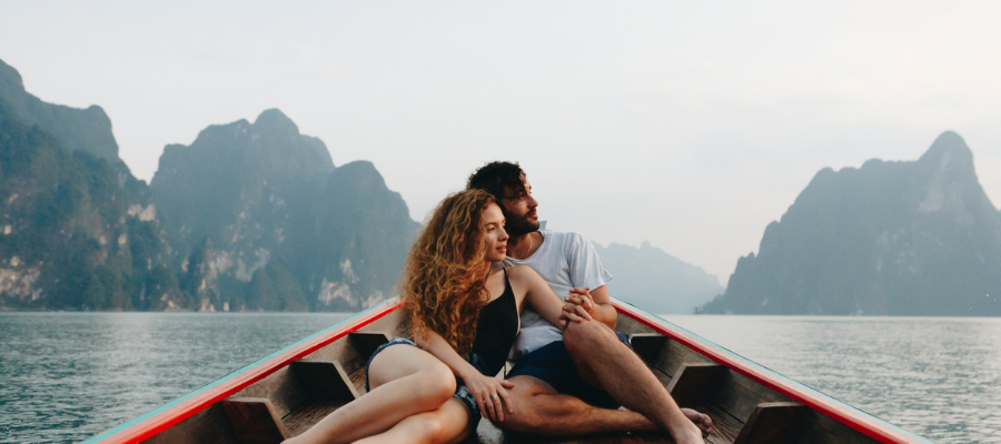 Un couple sur un bateau longtail à Khao Sok, en Thaïlande