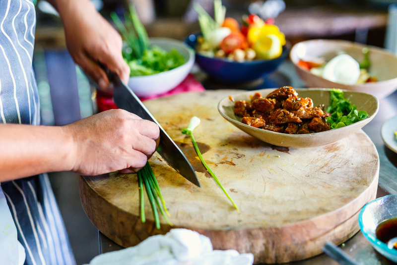 Personne qui coupe pr&eacute;pare un plat dans un cours de cuisine en thailande