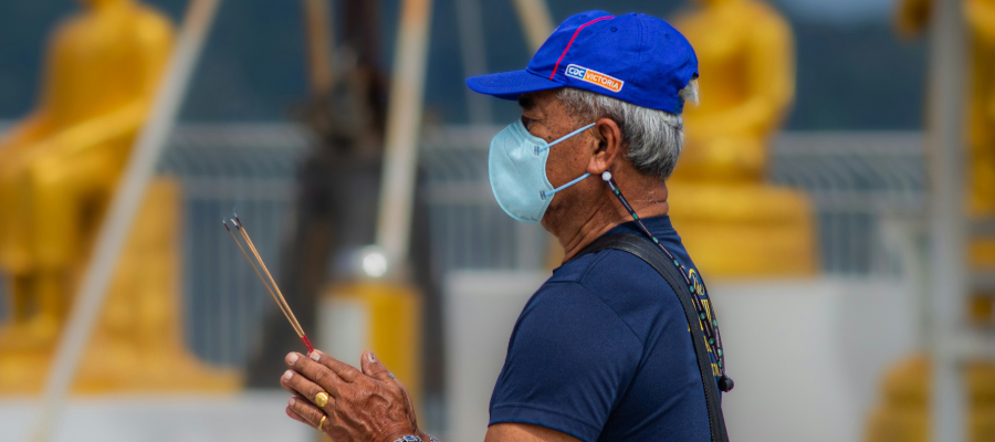 Homme tha&iuml;landais portant un masque Covid devant un temple en Tha&iuml;lande &agrave; Phuket