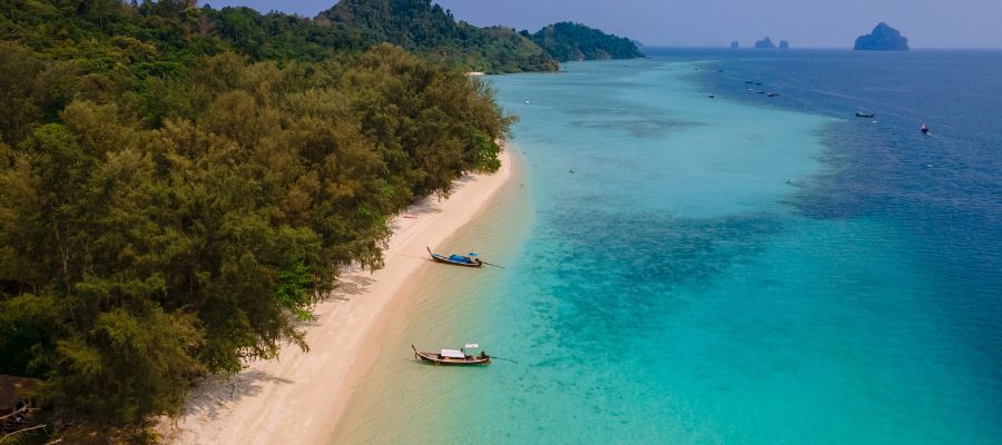 La petite île de Koh Ngai dans la mer d'Andaman en Thaïlande