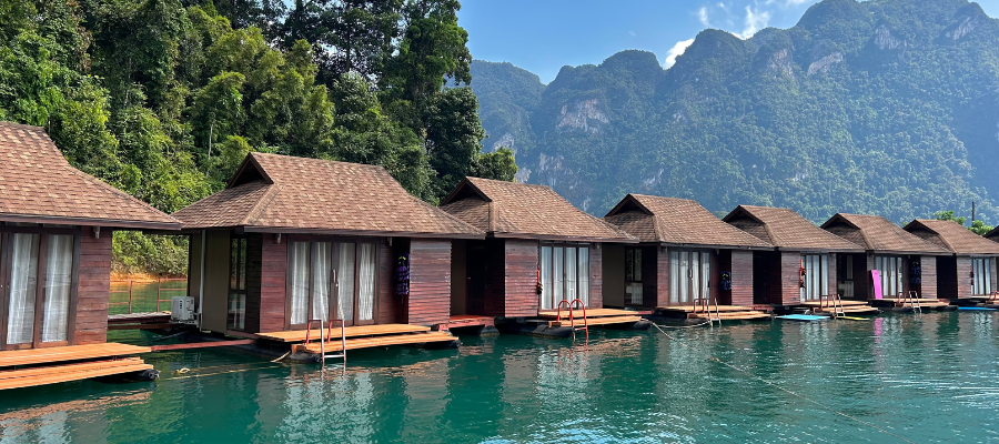 Maison flottante sur le lac Cheow Lac à Khao Sok en Thaïlande