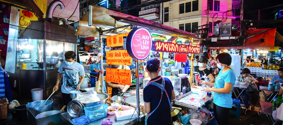 marche de nuit thailandais, un endroit animé, peu cher et en proximité avec les populations locales