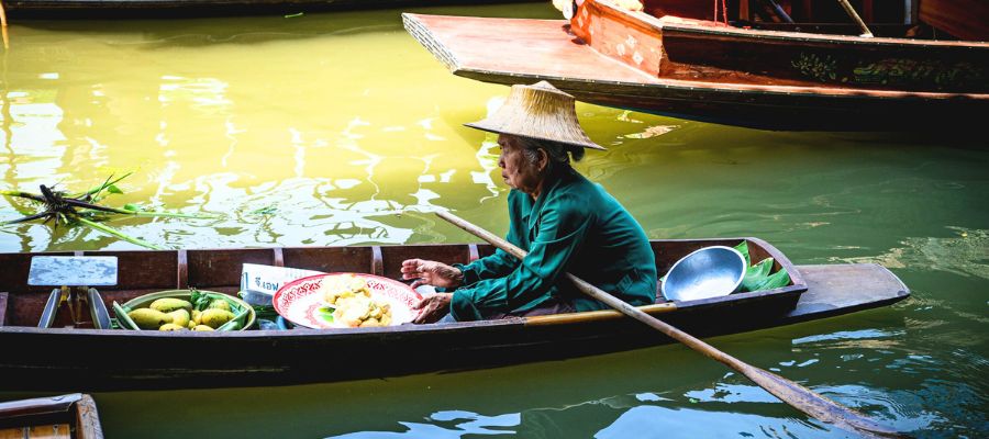 Le marché flottant d'Amphawa, en Thaïlande