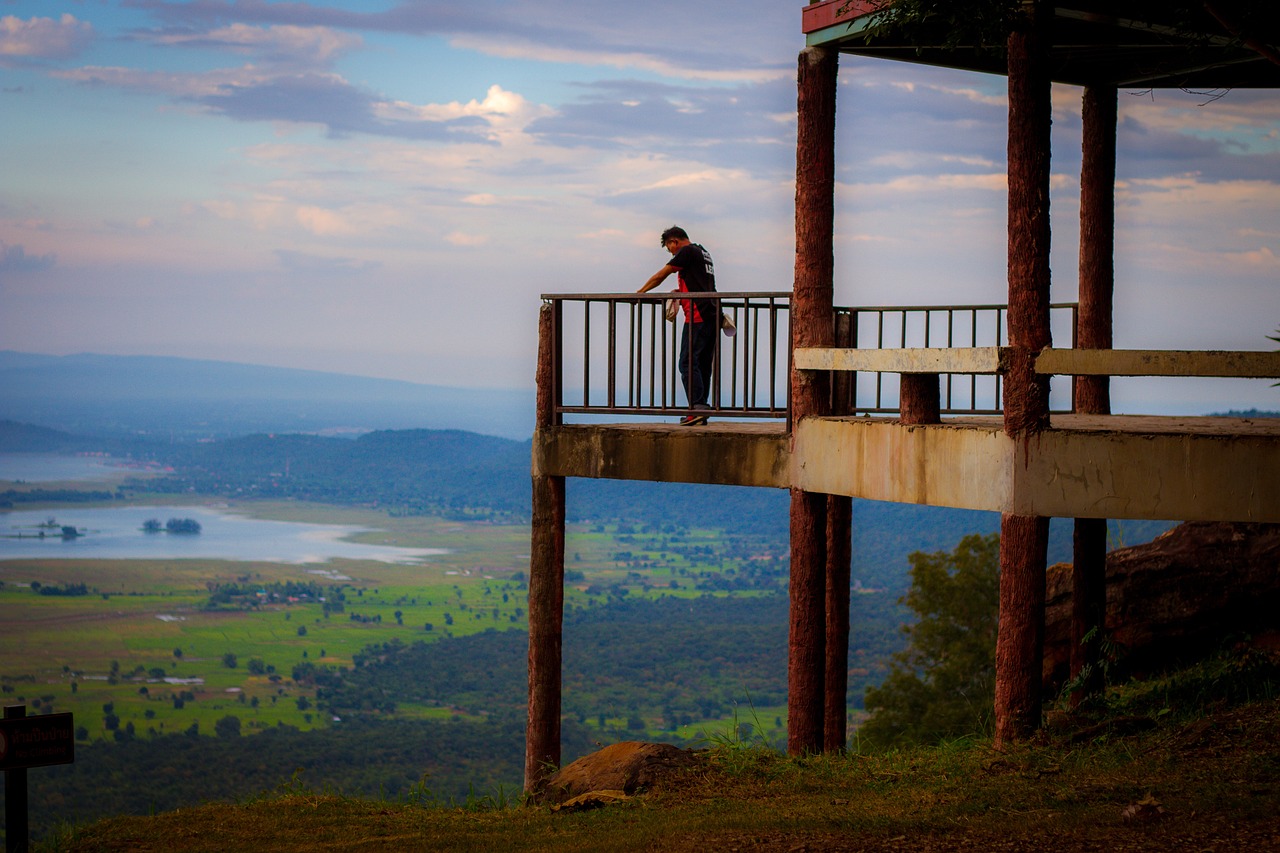 montagnes tha&iuml;landaises o&ugrave; un homme regarde la vall&eacute;e