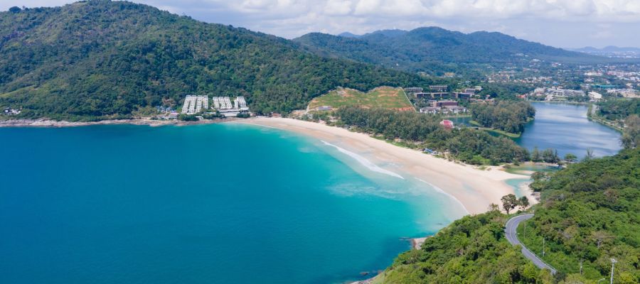 La plage de Nai Harn à Phuket en Thaïlande