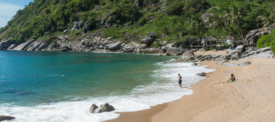 Petite plage sauvage dans le Sud de la Thaïlande