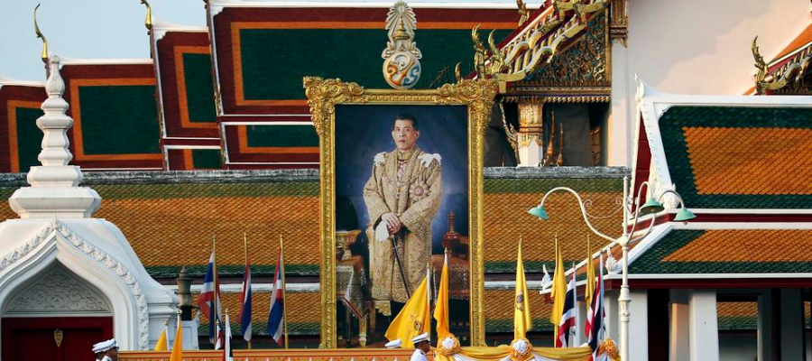 Les portraits du roi sont présents dans de nombreux lieux publics en Thailande