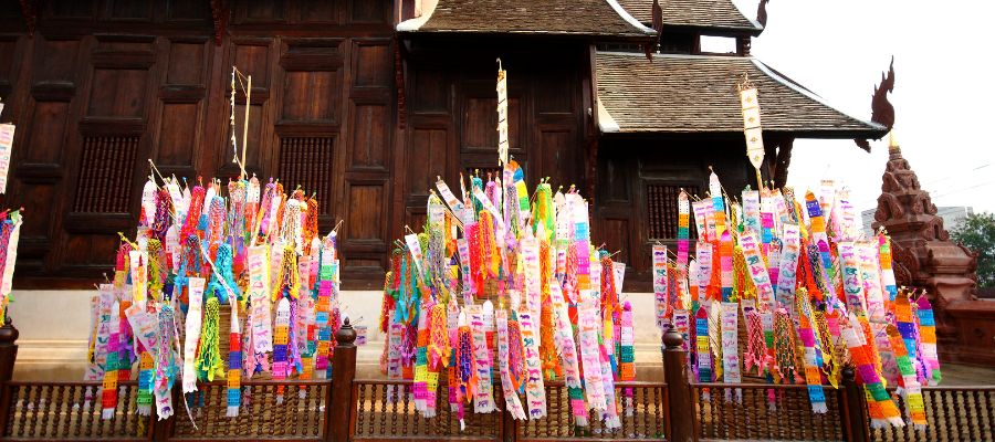 C&eacute;l&eacute;bration de Songkran dans les temples en Tha&iuml;lande