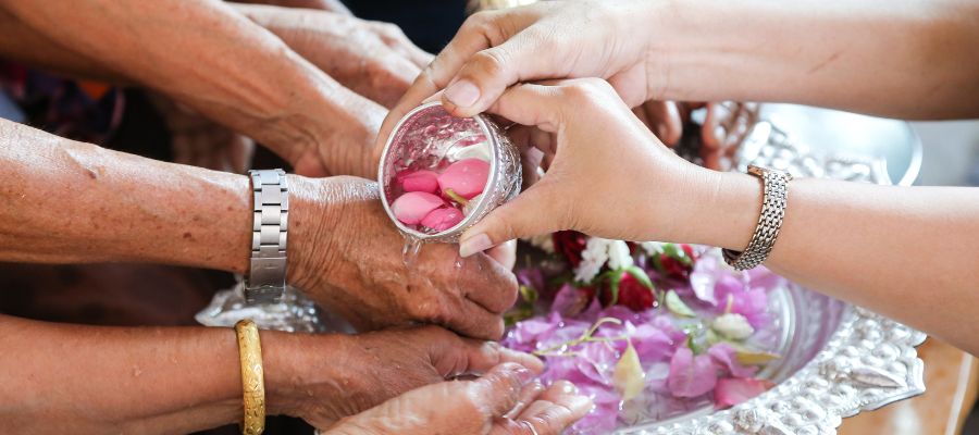 Purification avec de l'eau parfumée pour Songkran