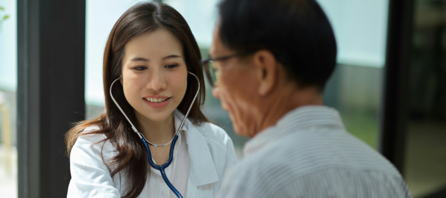 Femme m&eacute;decin auscultant un patient &agrave; Bangkok Hospital, Tha&iuml;lande.