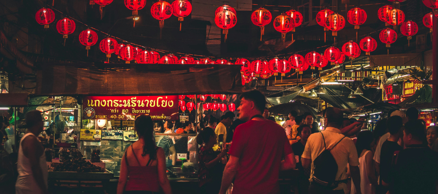 Un stand de rue à Chinatown, à Bangkok en Thaïlande