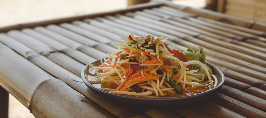 La salade de papaye, un plat traditionnel et l&eacute;ger de la cuisine thailandaise