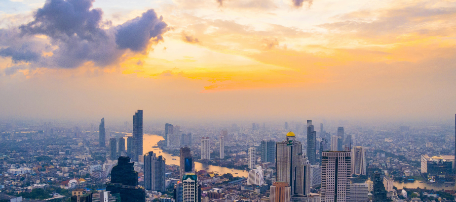 Le ciel de Bangkok pas toujours pollu&eacute; offre de beau coucher de soleil